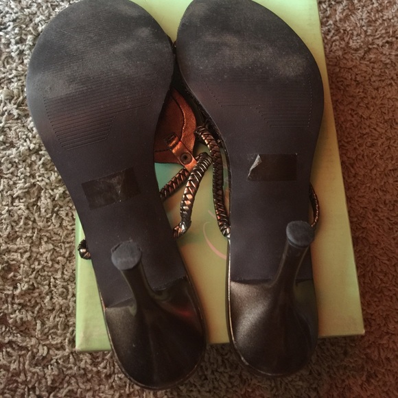 Copper beaded strap heeled sandal - Picture 3 of 4