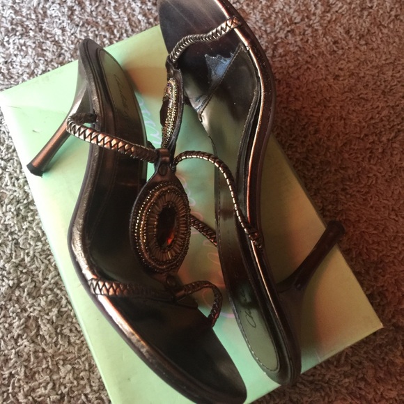 Copper beaded strap heeled sandal - Picture 4 of 4