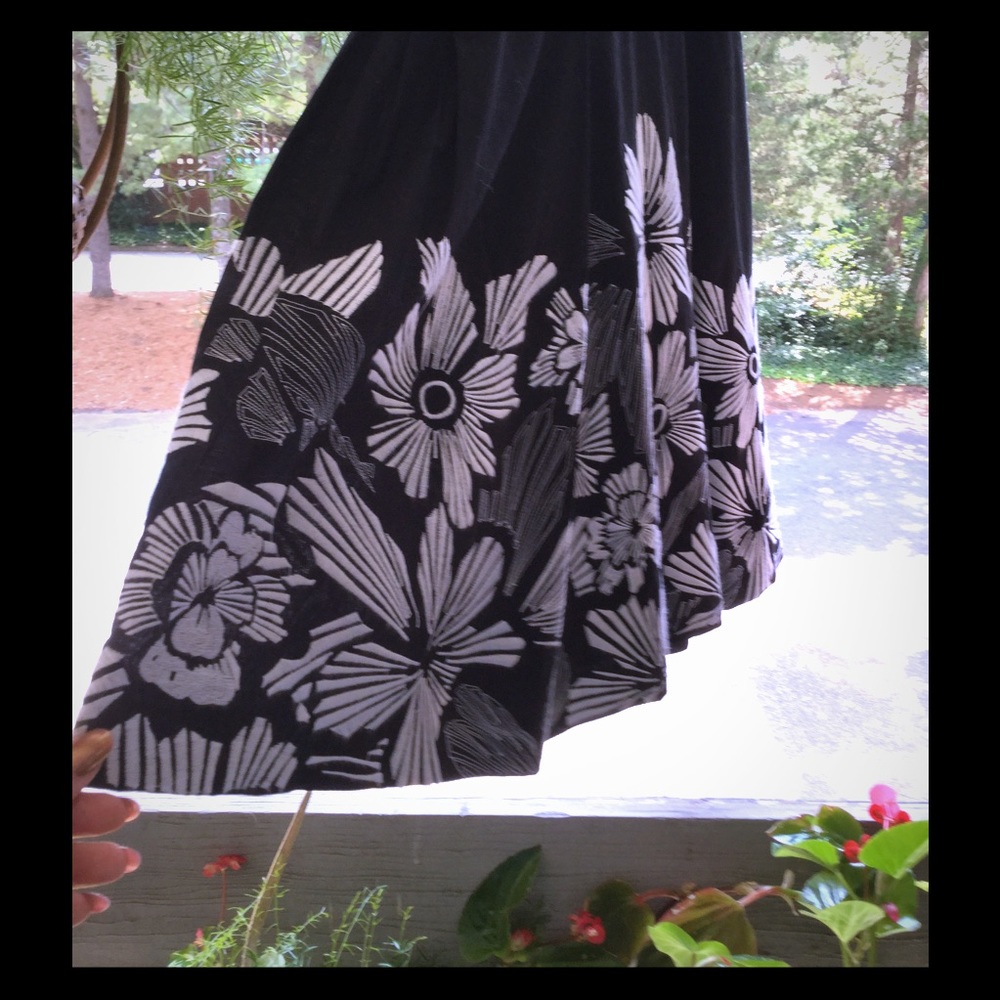 Peter Nygard black embroidered skirt