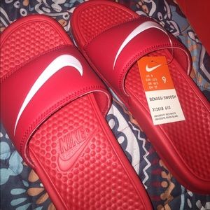 CRISPY Nike slides .