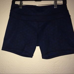 LUlulemon Women  Short SZ: 8 Navy
