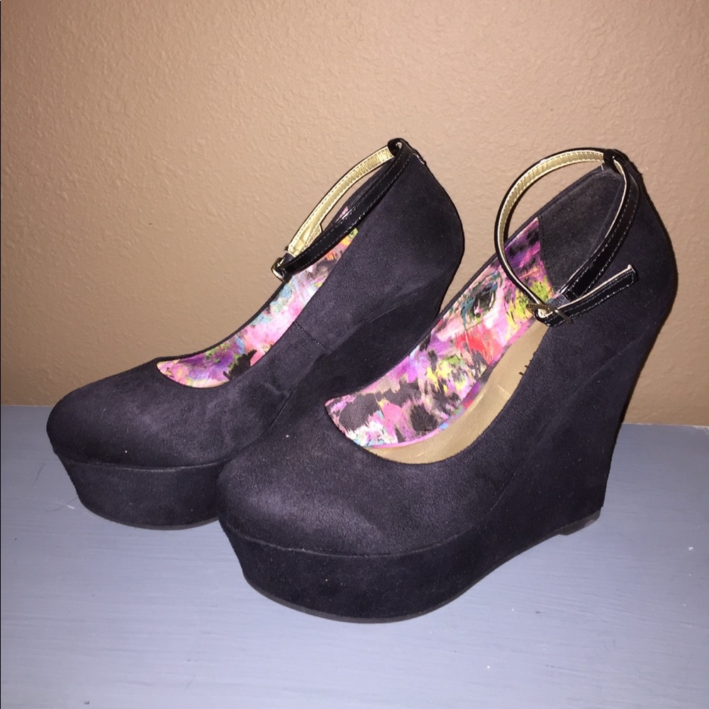 Madden Girl Black Wedges