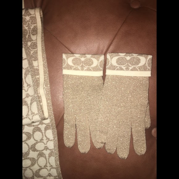 NEVER WORN Coach matching gloves and scarf - Picture 3 of 3