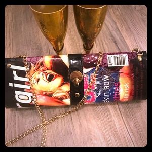 ⚜️FiNal MaRkd0wN⚜️ NWT 👛 F0LdEd MaGaZinE CLuTch