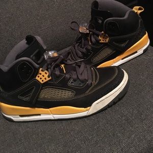 Black and yellow spiz'ike size 9.5