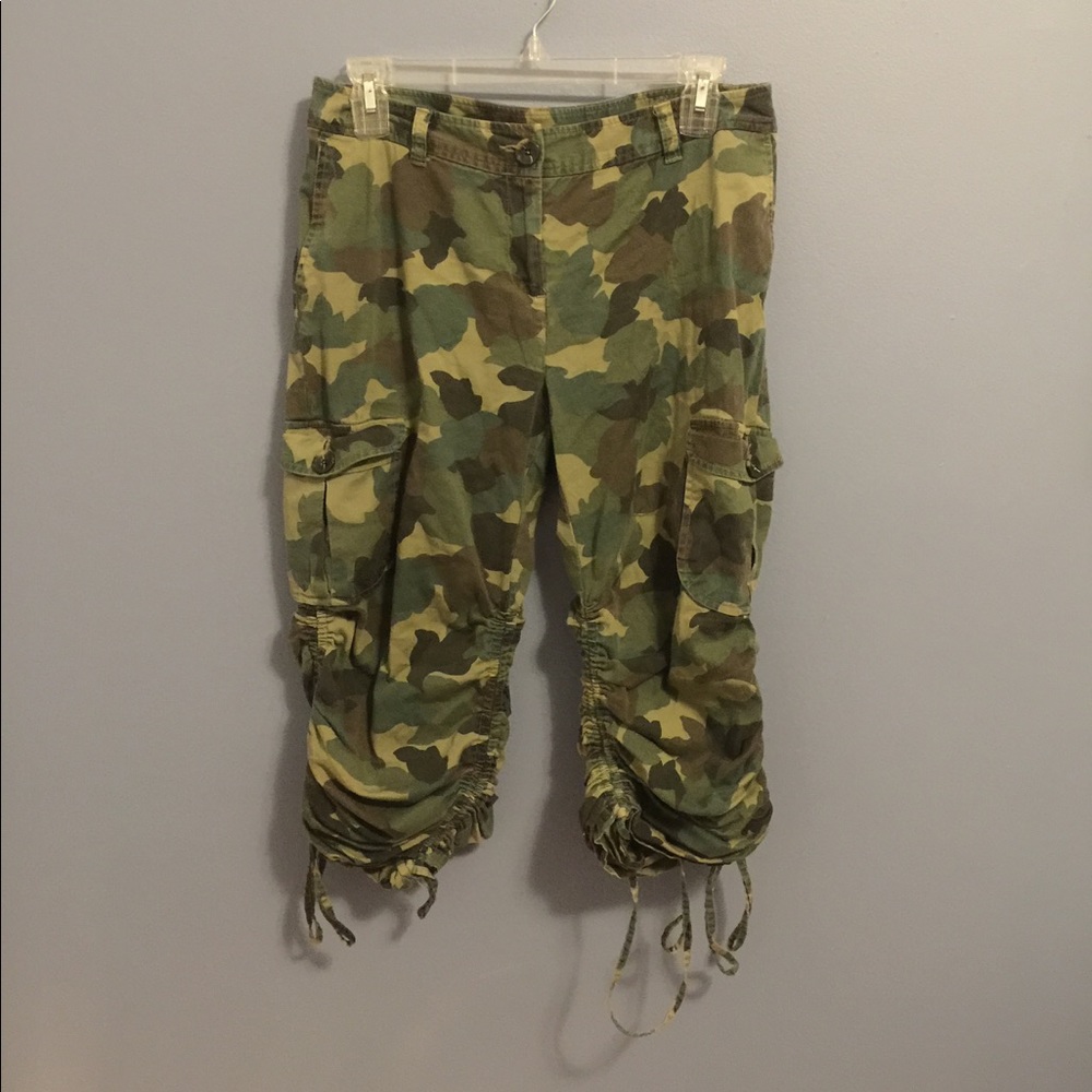 Camouflage capris