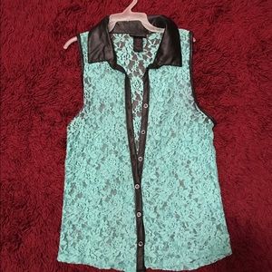 Lace button up Sleeveless Collar Shirt.