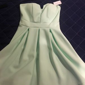 Med size green dress