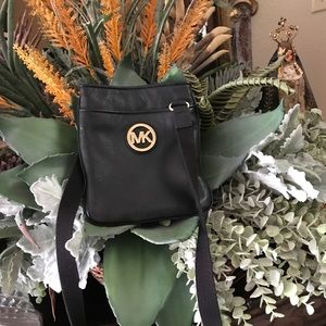 Small Michael Kors side bag!