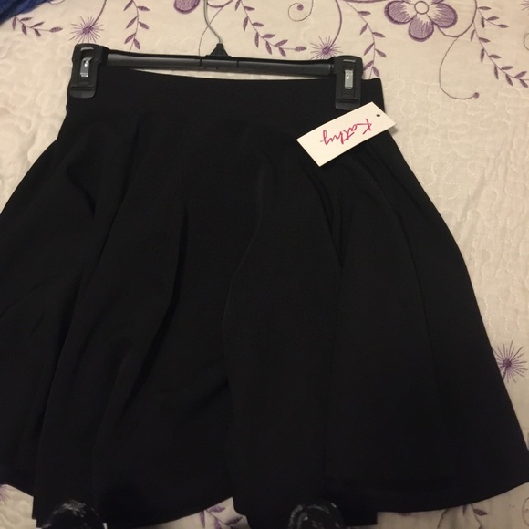 Black skater skirt - Picture 2 of 2