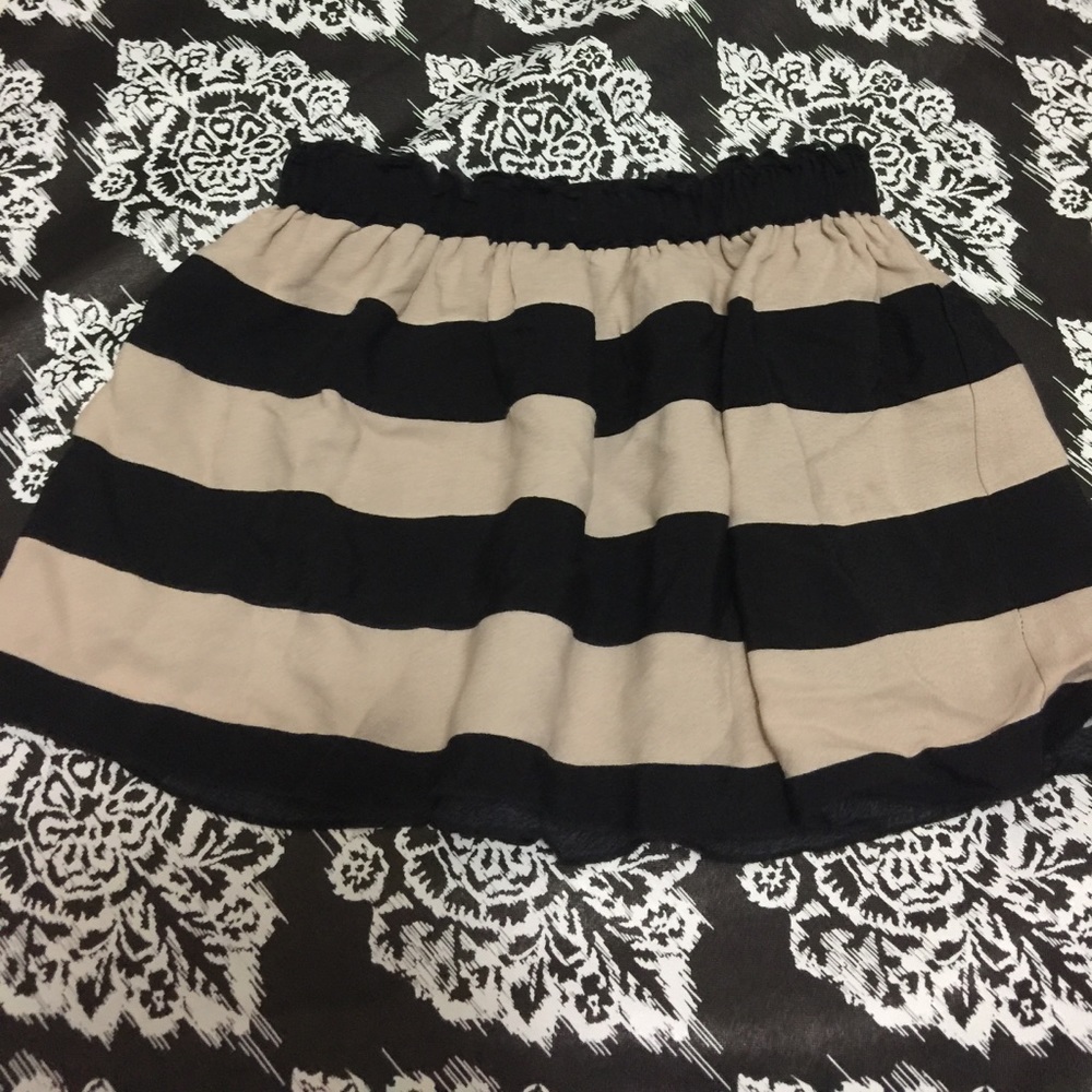Forever 21 girls skirt size 7/8 black striped