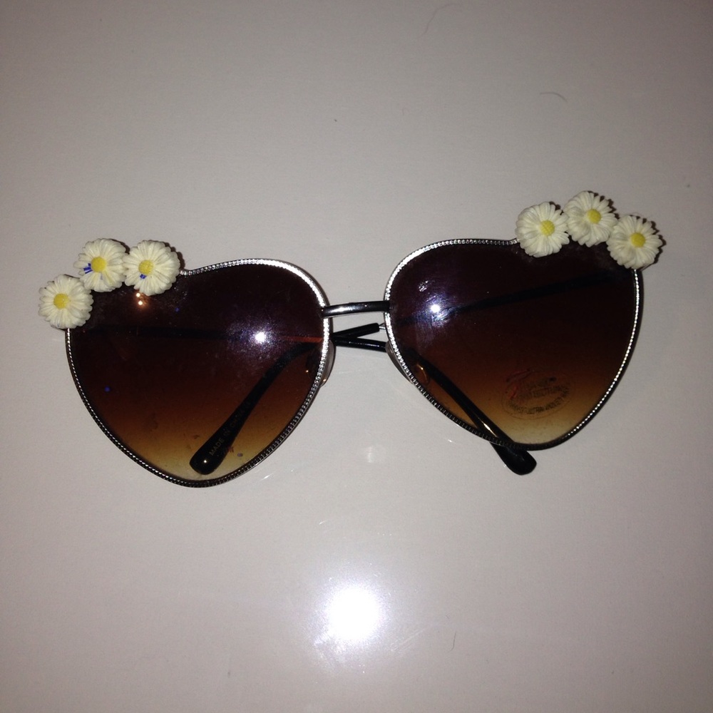 Heart shaped, daisy detailed glasses.