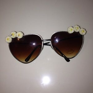 Heart shaped, daisy detailed glasses.