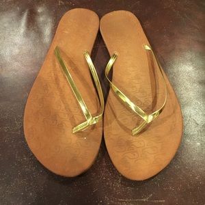 Vineyard Vines Gold Flip Flops