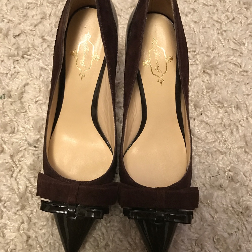 Brown pumps with a suede bow