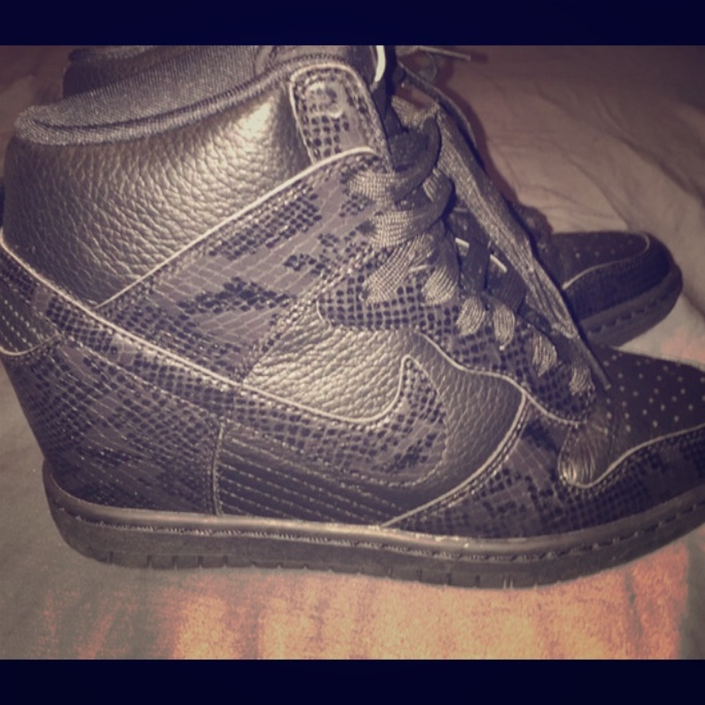 Black Nike sky hi! Size 7.