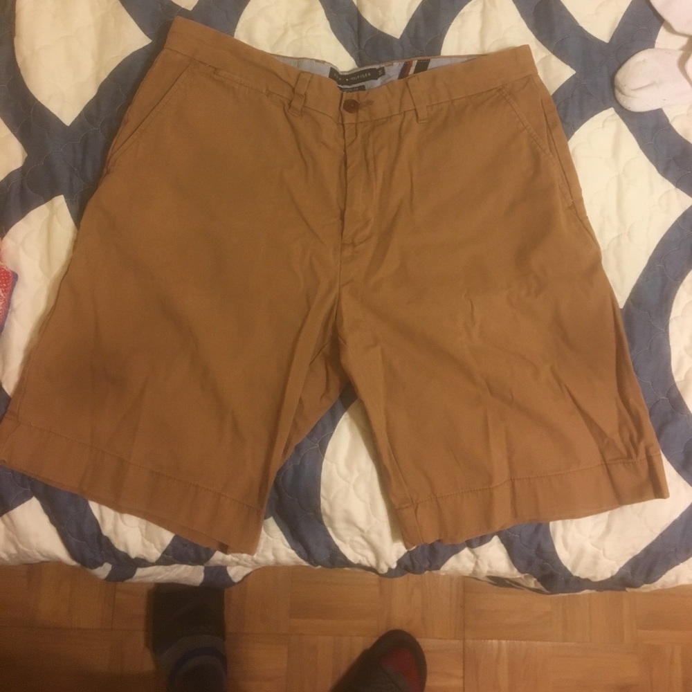 Khaki shorts that fits a bit above the knee