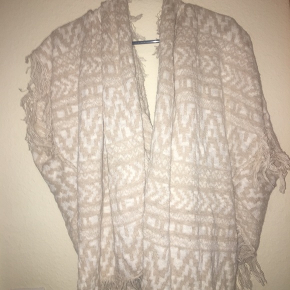 A tan and white poncho sweater - Picture 2 of 4