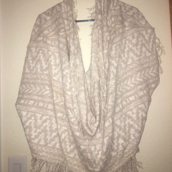 A tan and white poncho sweater - Picture 3 of 4