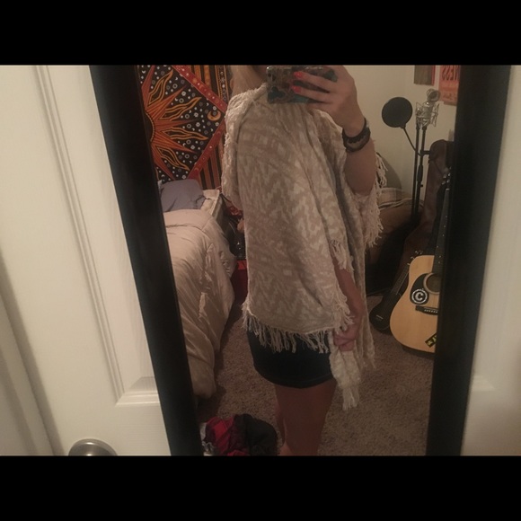 A tan and white poncho sweater - Picture 4 of 4