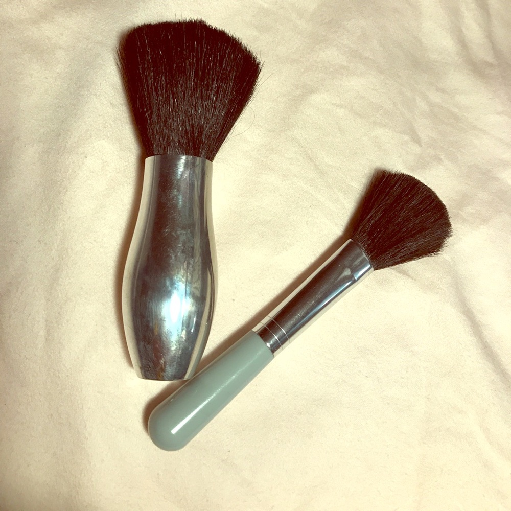 Lot of two make up powder brushes