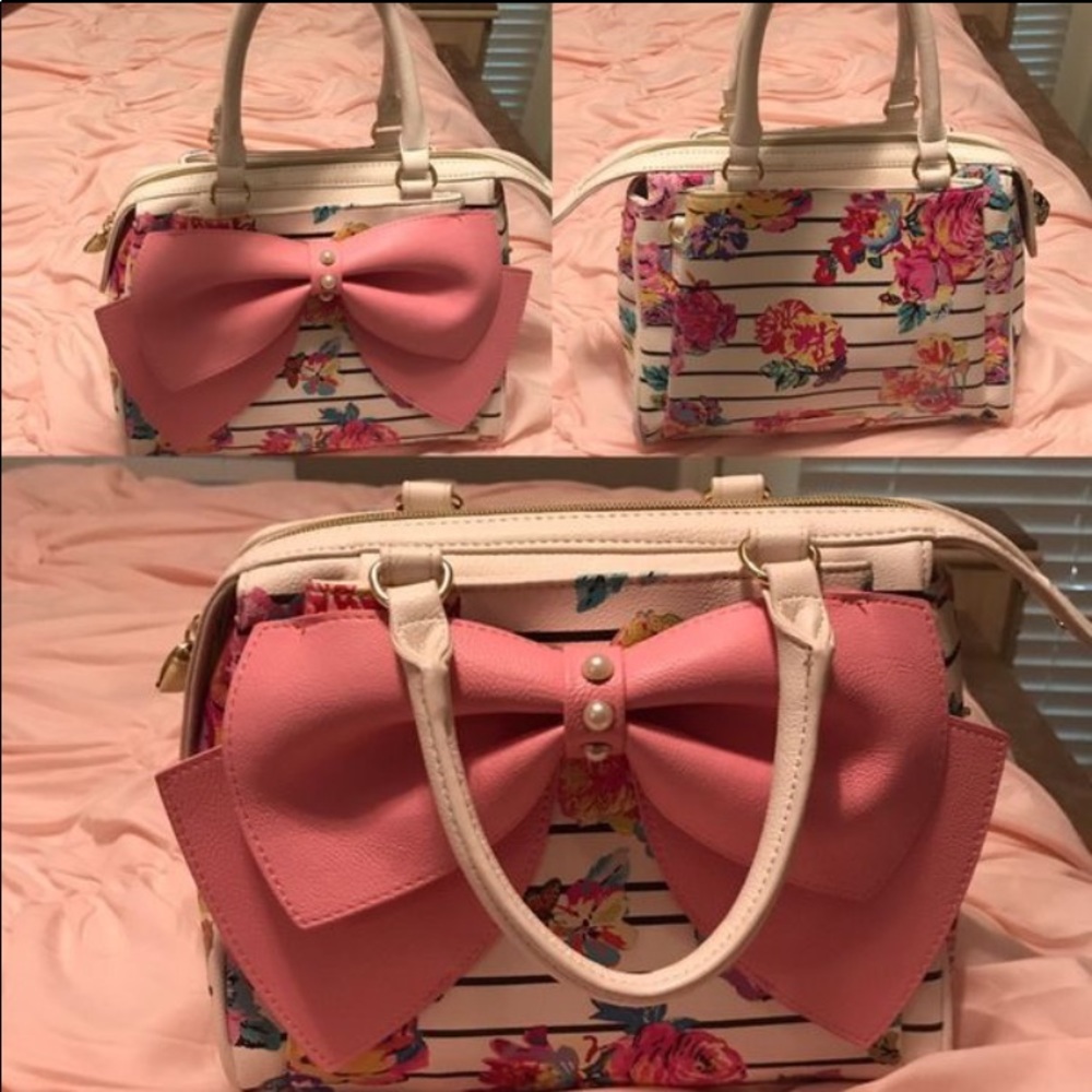 Betsey Johnson Bow&Pearl Satchel Handbag-Like New!