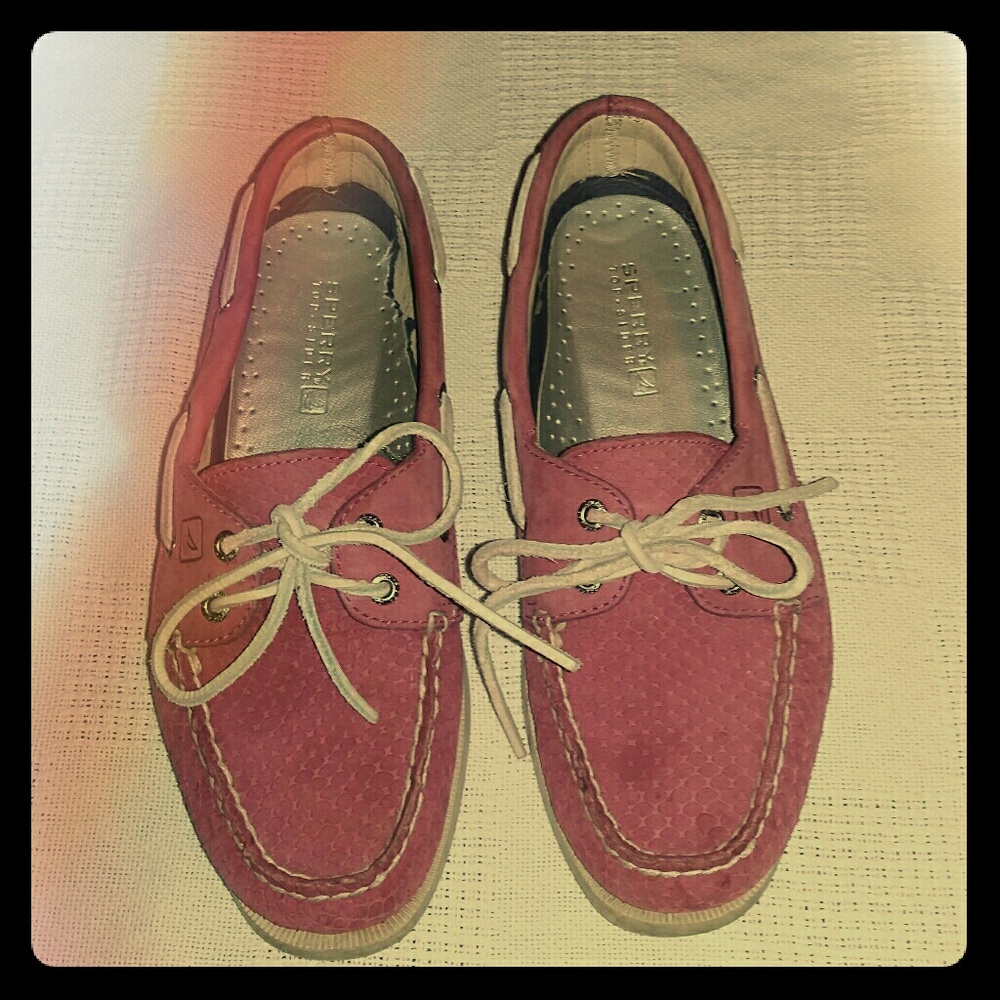 Womans pink Sperrys