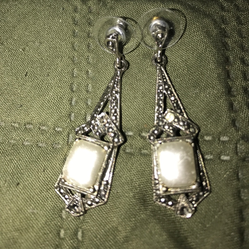 Sliver earring with pearl stone