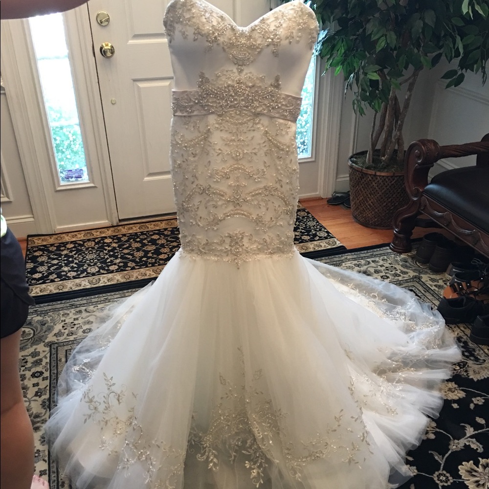 Casablanca 2138 wedding dress size 4. Brand new