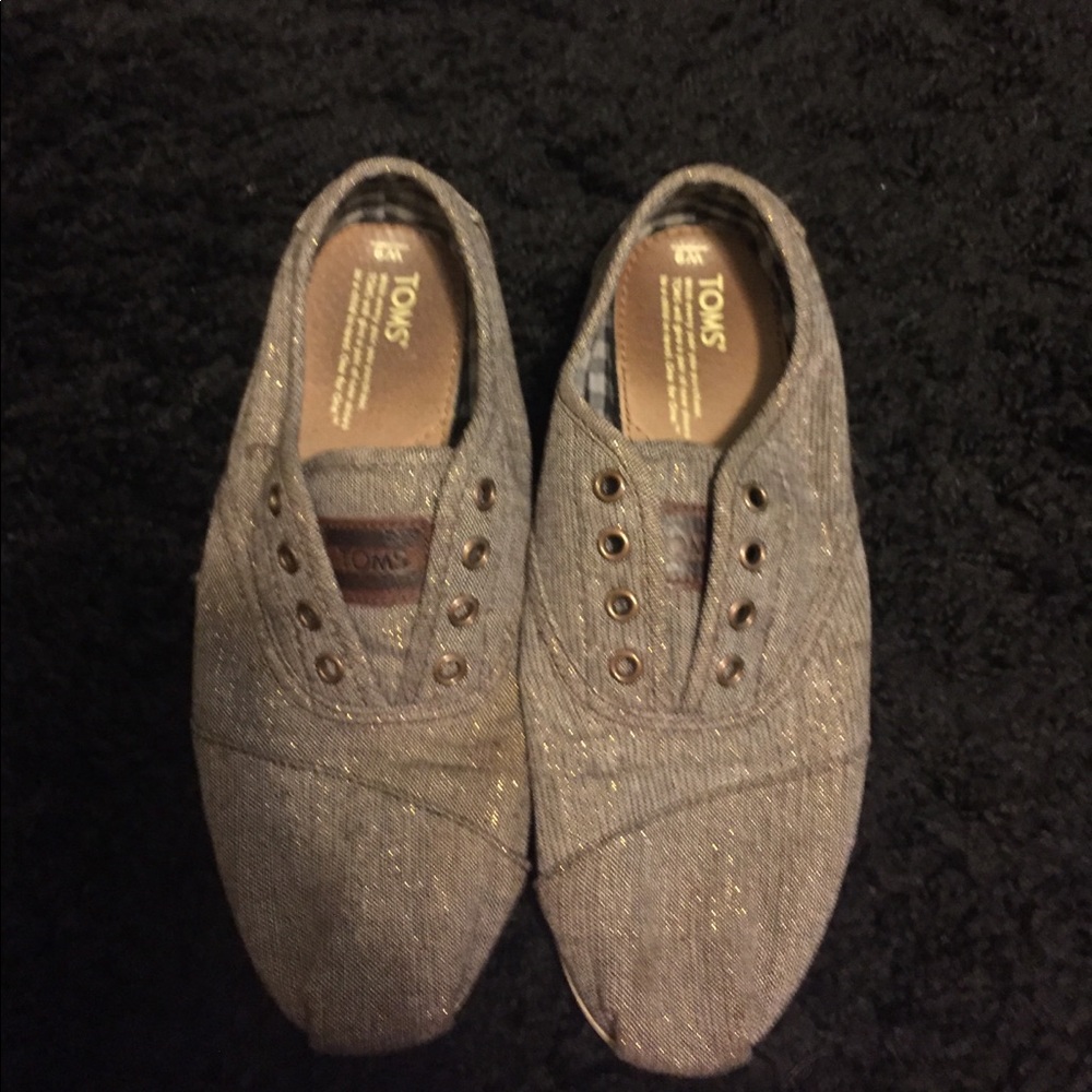 Toms tennis shoes, worn once looks new