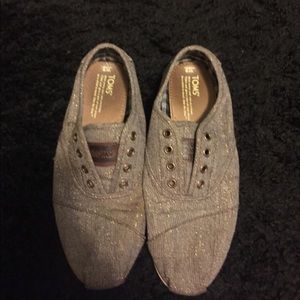 Toms tennis shoes, worn once looks new
