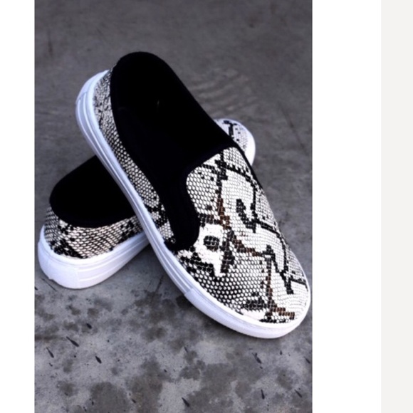 Qupid Shoes - Snake print slip on shoe
