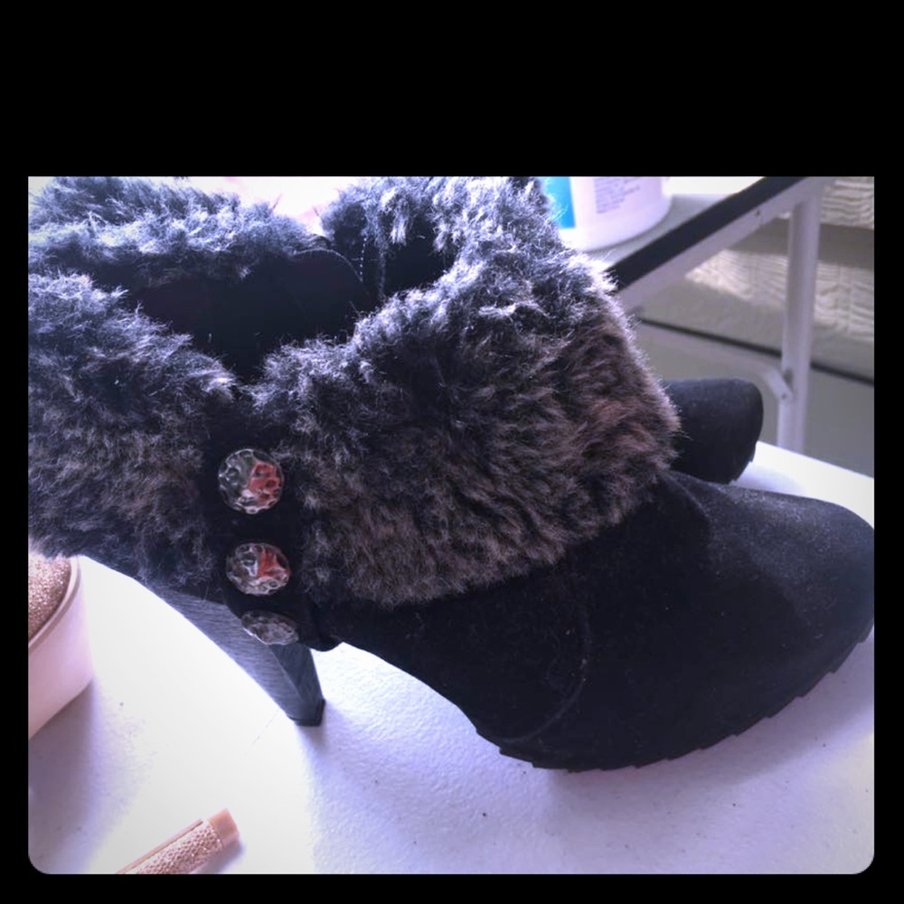 Cute heeled booties size 7