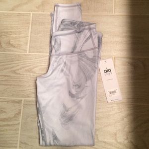 Brand new Alo Yoga Marble Glossy leggings