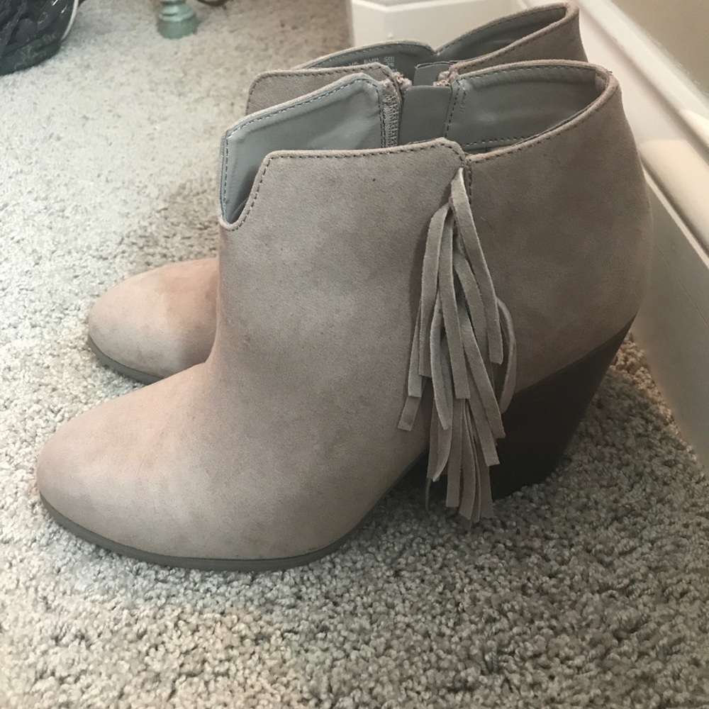 Suede nude booties w fringe