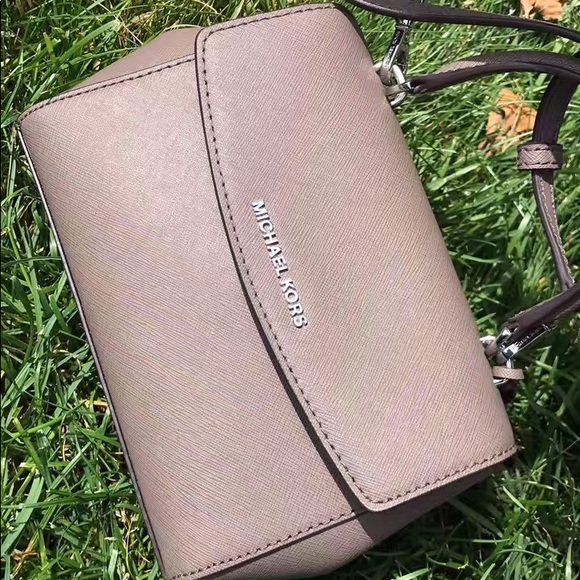 New Michael Kors Mini Ava is sale! - Picture 4 of 8