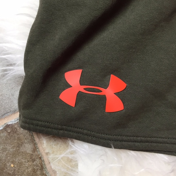 Mens Under Armour large olive drawstring shorts - Picture 4 of 5