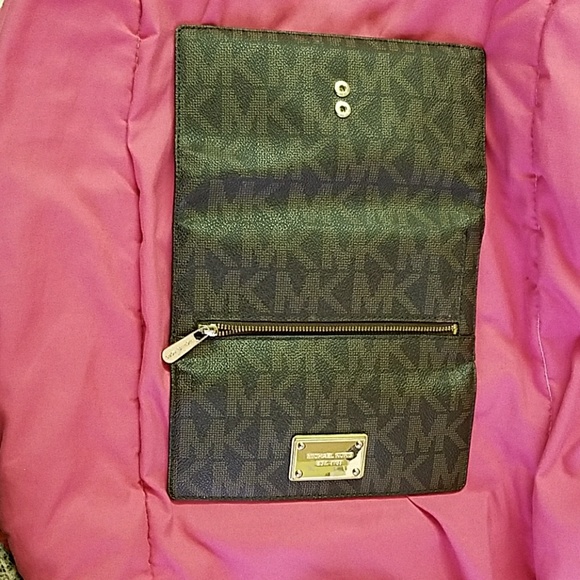 Authentic used Michael Kors trifold Long Wallet - Picture 4 of 7