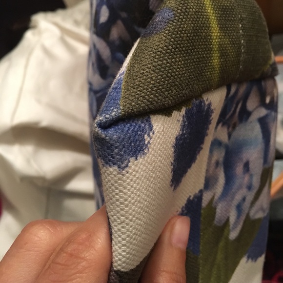 SOLD Dooney and Bourke Hydrangea Tote - Picture 5 of 8