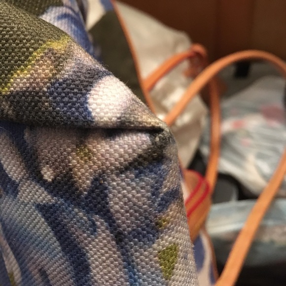 SOLD Dooney and Bourke Hydrangea Tote - Picture 6 of 8