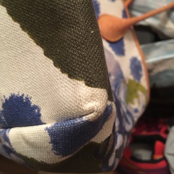 SOLD Dooney and Bourke Hydrangea Tote - Picture 8 of 8