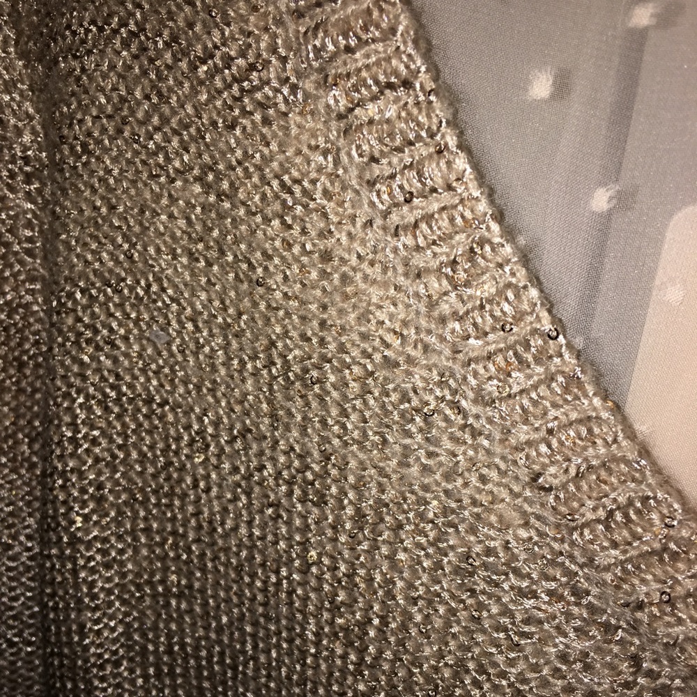 a gorgeous V-neck sweater - Picture 3 of 6