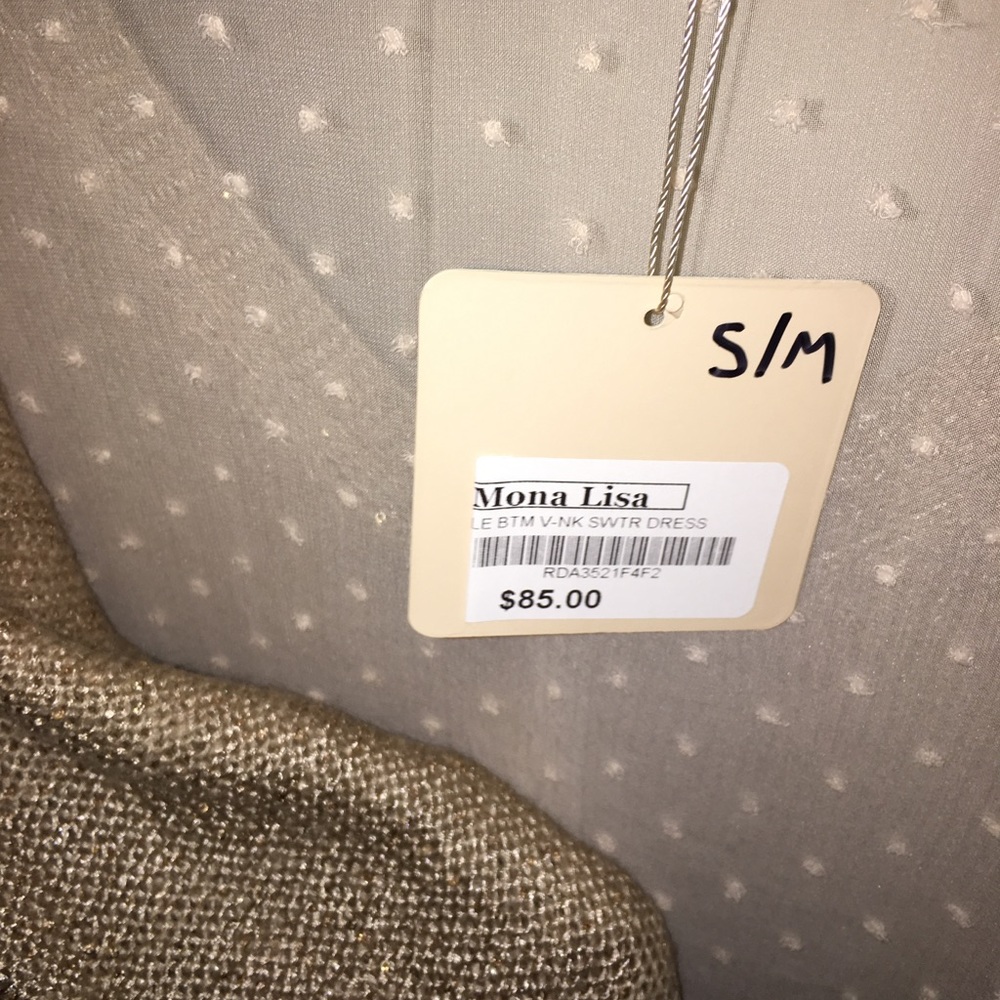 a gorgeous V-neck sweater - Picture 4 of 6