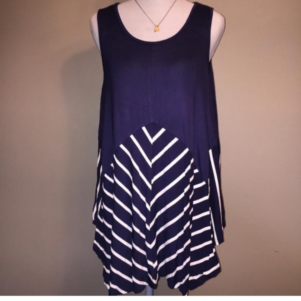 🎉Navy sleeveless top!