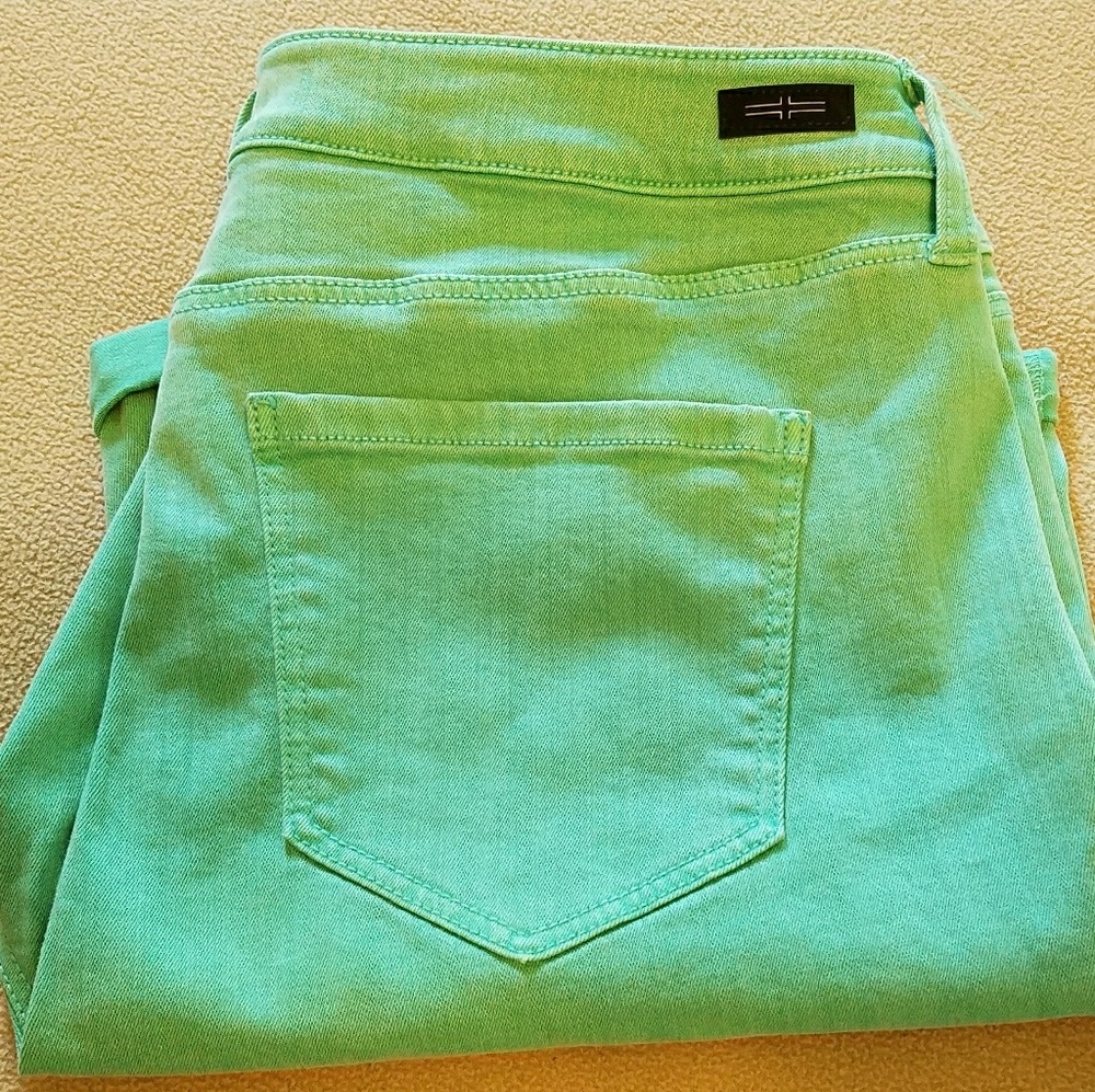 Liverpool electric mint walking shorts. NWOT.