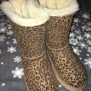 Leopard Bailey Bow Ugg boots women's 7 or youth 5