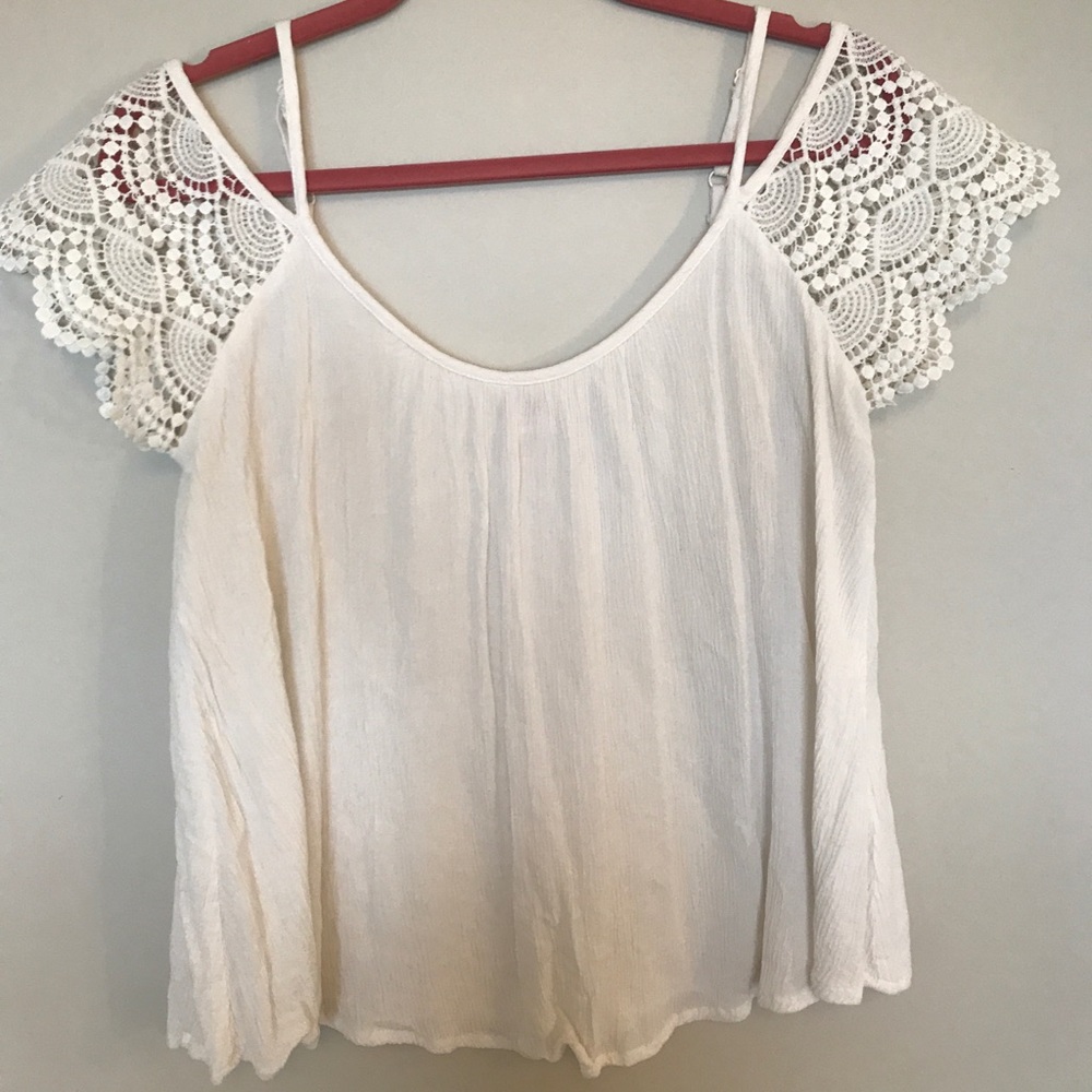 CLOSET CLEAR OUT SALE ▫️Cute flowy top