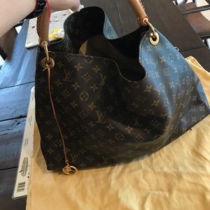 Louis Vuitton Artsy MM, in perfect condition.