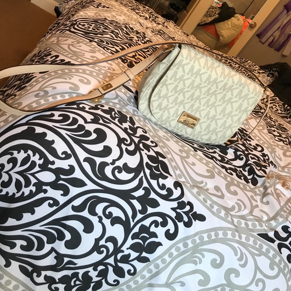 Michael Kors Large Crossbody - Picture 1 of 8