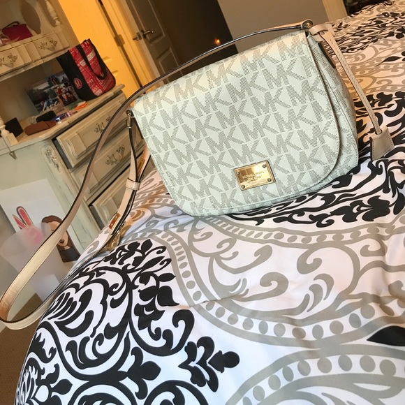 Michael Kors Large Crossbody - Picture 2 of 8